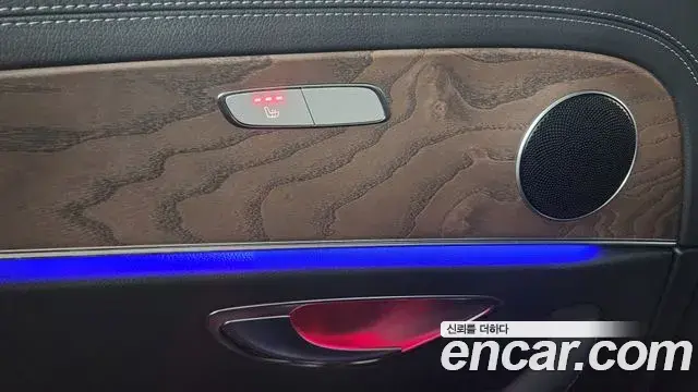 Mercedes-Benz E-Class 2022 — Photo 15/19