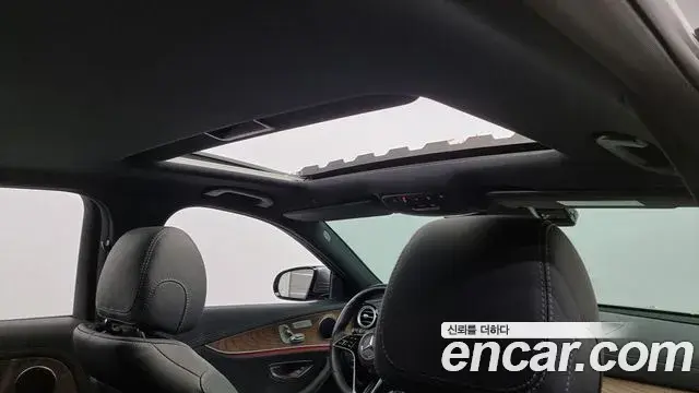 Mercedes-Benz E-Class 2022 — Photo 18/19