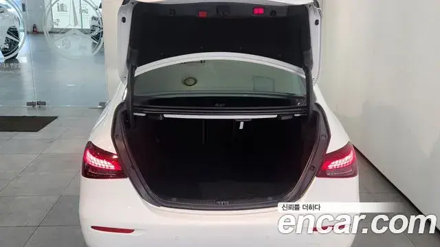 Mercedes-Benz E-Class 2022 — Photo 7/19