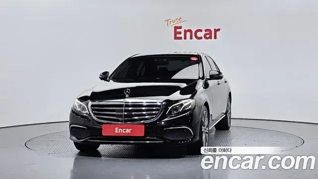 Mercedes-Benz E-Class 2018 — ფოტო 17/20