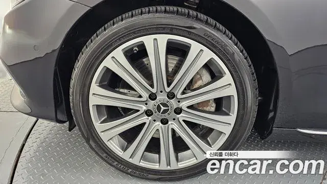 Mercedes-Benz E-Class 2018 — ფოტო 7/20