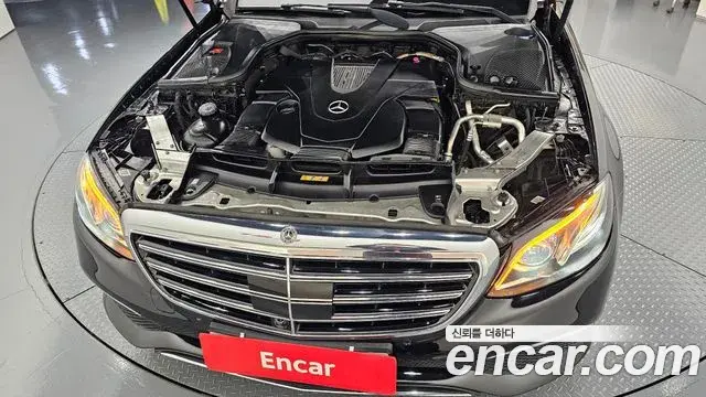 Mercedes-Benz E-Class 2018 — ფოტო 18/20