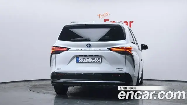 Toyota Sienna 2023 — Photo 19/20
