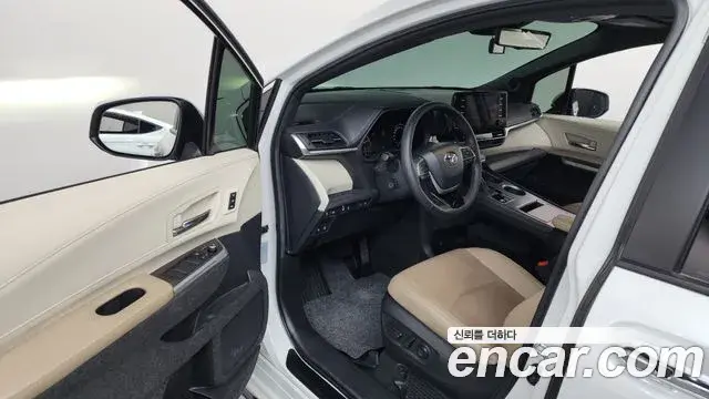 Toyota Sienna 2023 — Photo 2/20