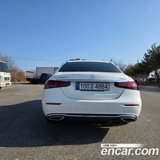 Mercedes-Benz E-Class 2022 — Photo 16/17
