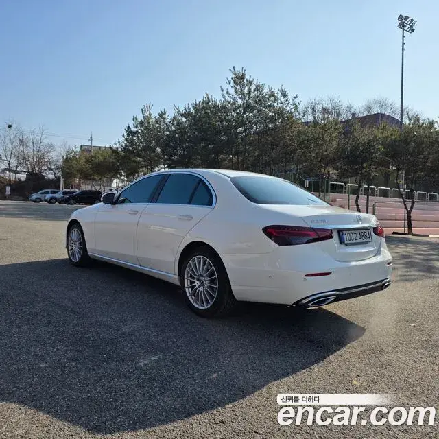 Mercedes-Benz E-Class 2022 — Photo 13/17