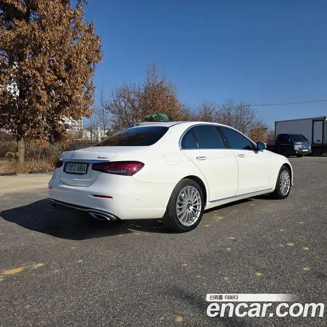 Mercedes-Benz E-Class 2022 — Photo 8/17