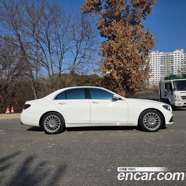 Mercedes-Benz E-Class 2022 — Photo 9/17