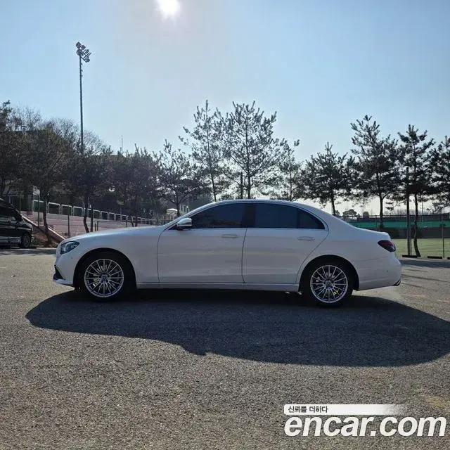 Mercedes-Benz E-Class 2022 — Photo 4/17