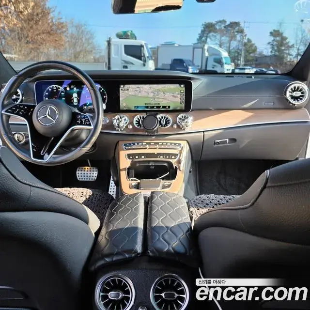 Mercedes-Benz E-Class 2022 — Photo 17/17