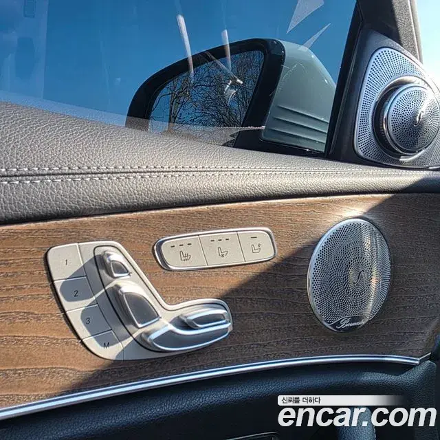 Mercedes-Benz E-Class 2022 — Photo 5/17