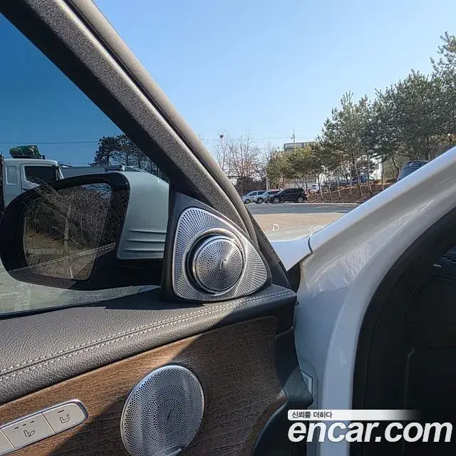 Mercedes-Benz E-Class 2022 — Photo 6/17