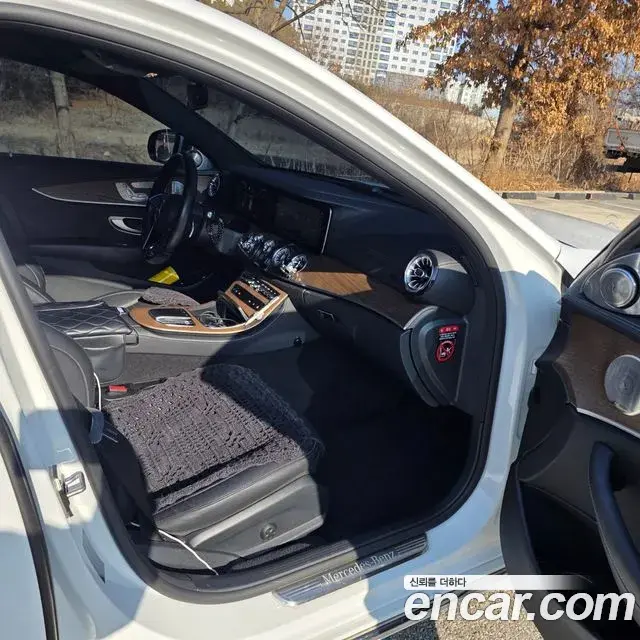 Mercedes-Benz E-Class 2022 — Photo 12/17