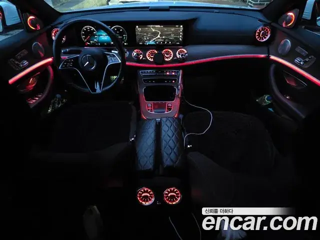 Mercedes-Benz E-Class 2022 — Photo 1/17