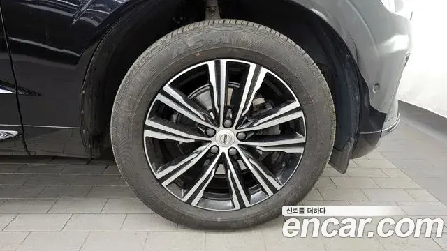 Volvo XC60 2021 — ფოტო 15/20