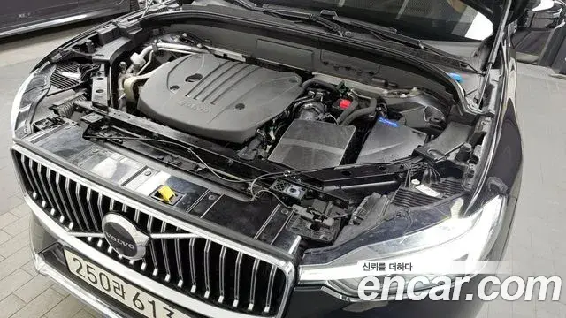 Volvo XC60 2021 — ფოტო 18/20