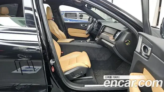 Volvo XC60 2021 — ფოტო 13/20