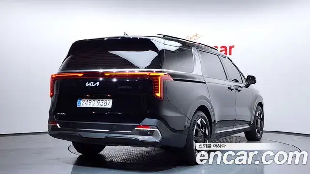 Kia Carnival 2023 — ფოტო 18/20