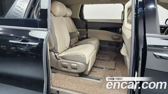 Kia Carnival 2023 — ფოტო 10/20