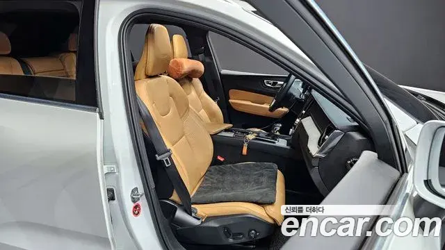 Volvo XC60 2020 — Şəkil 24/30