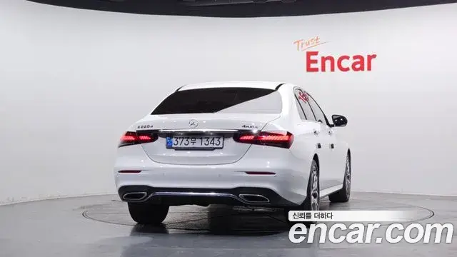 Mercedes-Benz E-Class 2022 — Photo 13/20