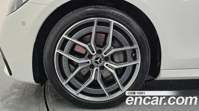 Mercedes-Benz E-Class 2022 — Photo 9/20