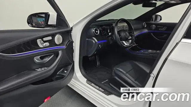 Mercedes-Benz E-Class 2022 — Photo 11/20