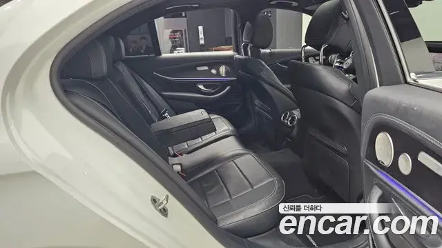 Mercedes-Benz E-Class 2022 — Photo 7/20