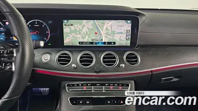 Mercedes-Benz E-Class 2022 — Photo 14/20