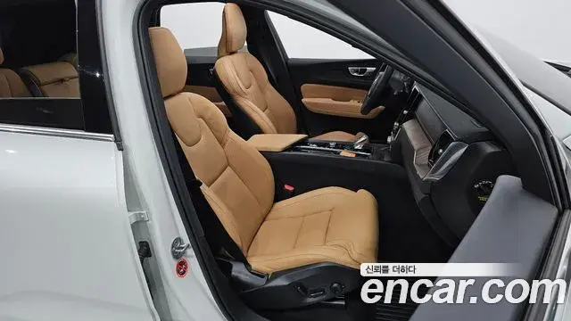 Volvo XC60 2022 — Photo 10/20
