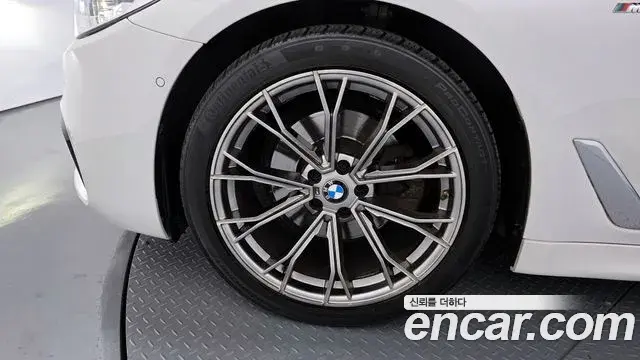 BMW 5 Series 2018 — Photo 6/20