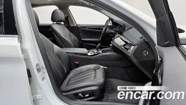 BMW 5 Series 2018 — Photo 11/20