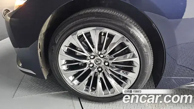 Lexus LS500h 2022 — Photo 3/20