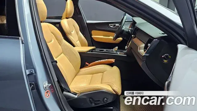 Volvo XC60 2022 — Şəkil 11/20