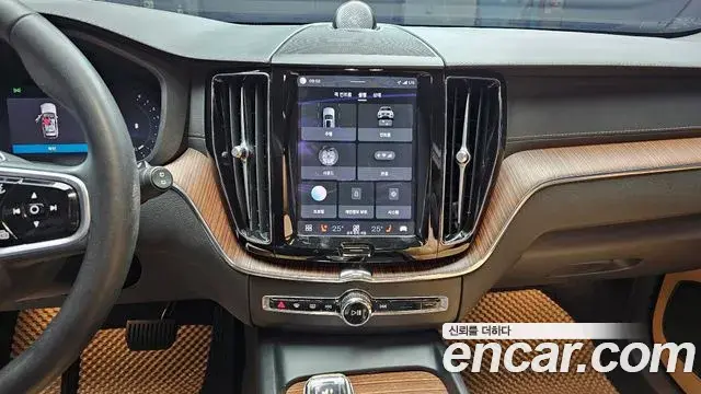 Volvo XC60 2022 — Şəkil 16/20