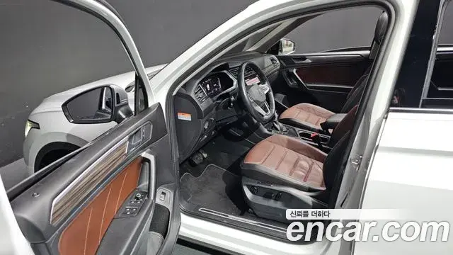 Volkswagen Tiguan Allspace 2023 — Фото 10/20