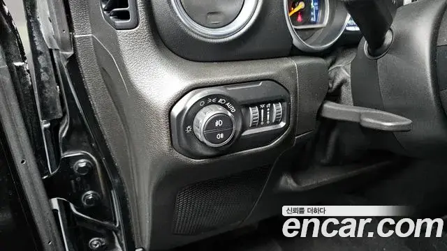 Jeep Wrangler 2019 — Фото 18/20