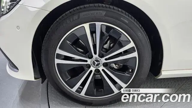 Mercedes-Benz E-Class 2020 — Photo 8/20