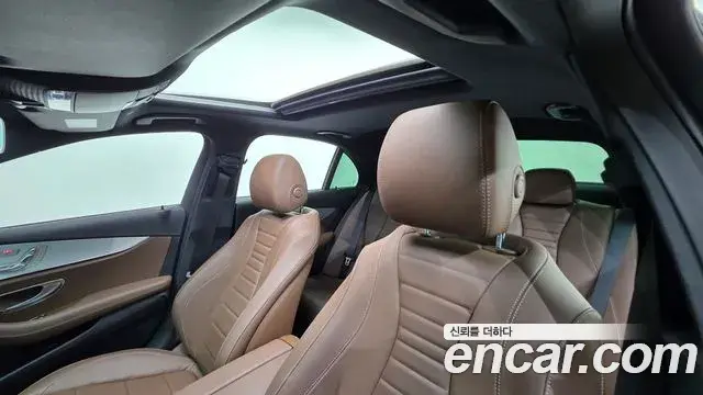 Mercedes-Benz E-Class 2020 — Photo 13/20