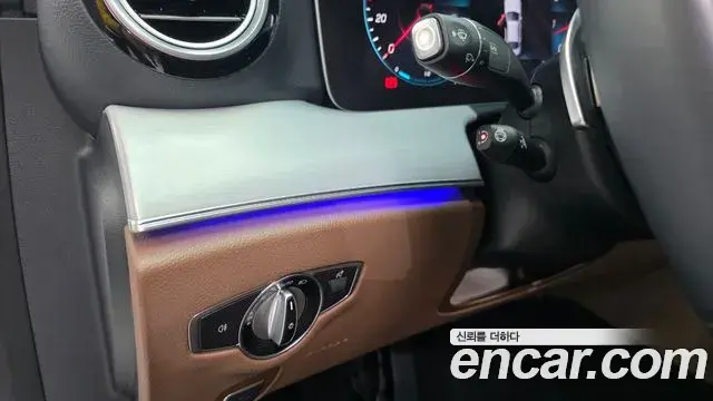Mercedes-Benz E-Class 2020 — Photo 11/20
