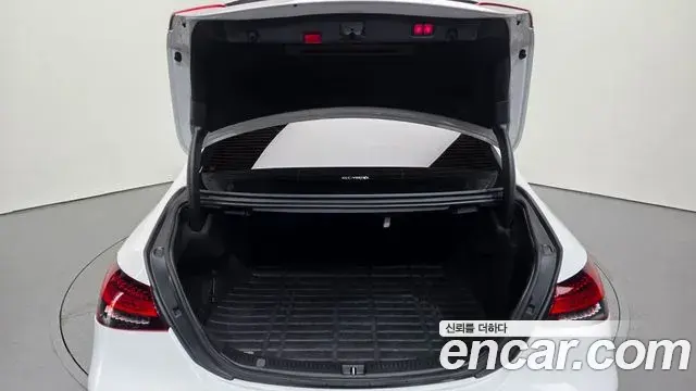 Mercedes-Benz E-Class 2020 — Photo 12/20
