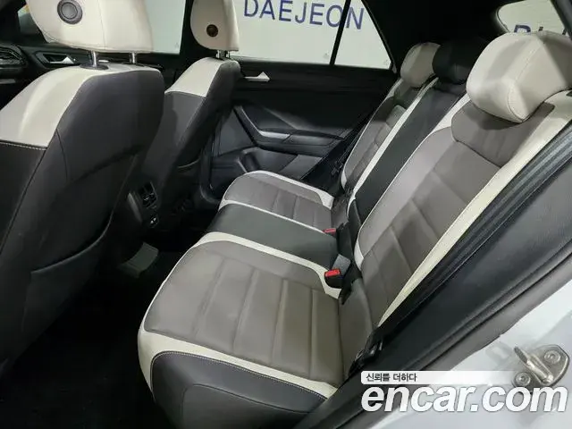 Volkswagen T-Roc 2021 — Photo 1/20