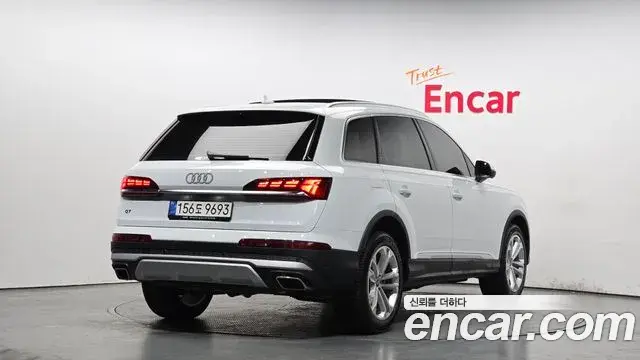 Audi Q7 2025 — ფოტო 8/21