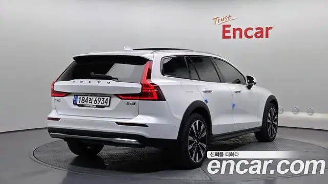 Volvo V60 Cross Country 2023 — Şəkil 2/20