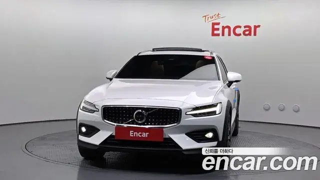Volvo V60 Cross Country 2023 — Şəkil 14/20