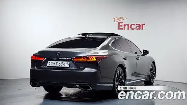 Lexus LS500 2022 — Photo 11/20