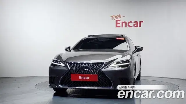 Lexus LS500 2022 — Photo 12/20