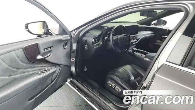 Lexus LS500 2022 — Photo 19/20