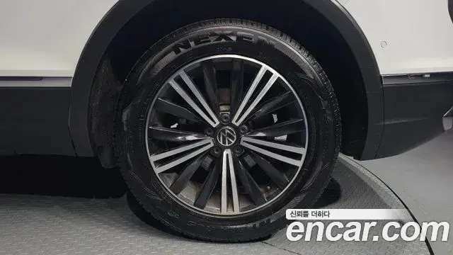 Volkswagen Tiguan 2021 — Şəkil 18/20