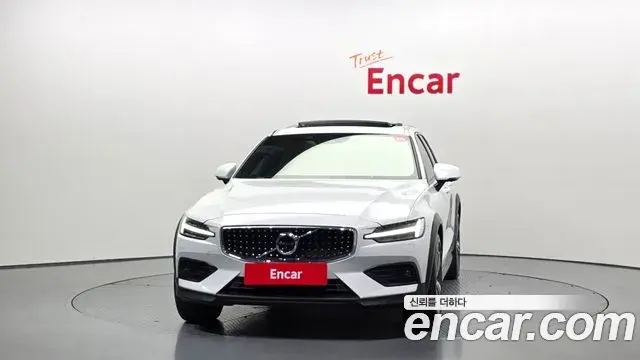 Volvo V60 Cross Country 2019 — ფოტო 17/20